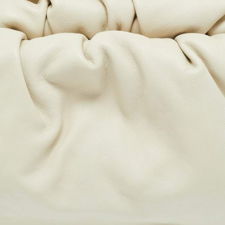 مملوكة مسبقًا Bottega Veneta Off White Leather The Chain Pouch Bag
