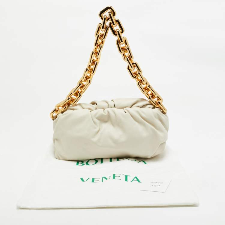 مملوكة مسبقًا Bottega Veneta Off White Leather The Chain Pouch Bag