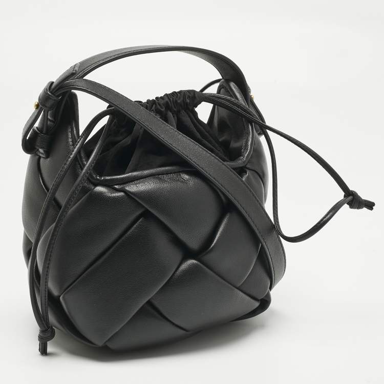 Pre Owned Bottega Veneta Black Intrecciato Helmet Leather Bucket Bag