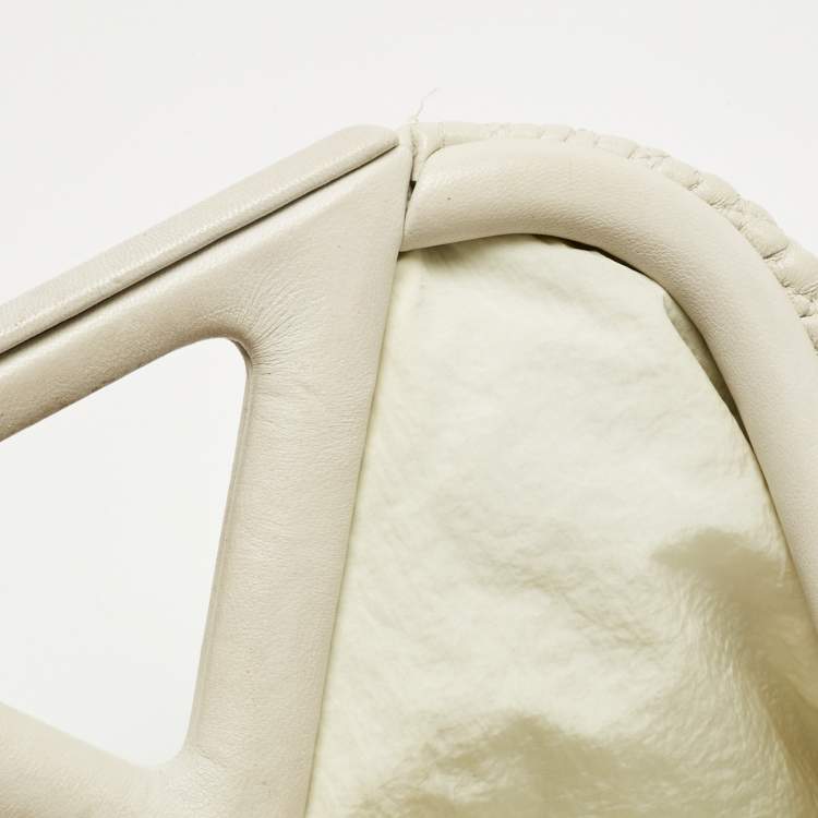 Pre Owned Bottega Veneta White Matelasse Leather Small The Point Triangle Bag