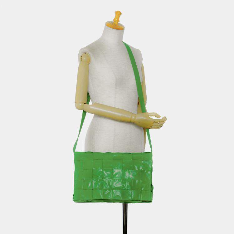 Pre Owned Bottega Veneta Green Maxi Paper Calfskin Intrecciato Cassette Crossbody