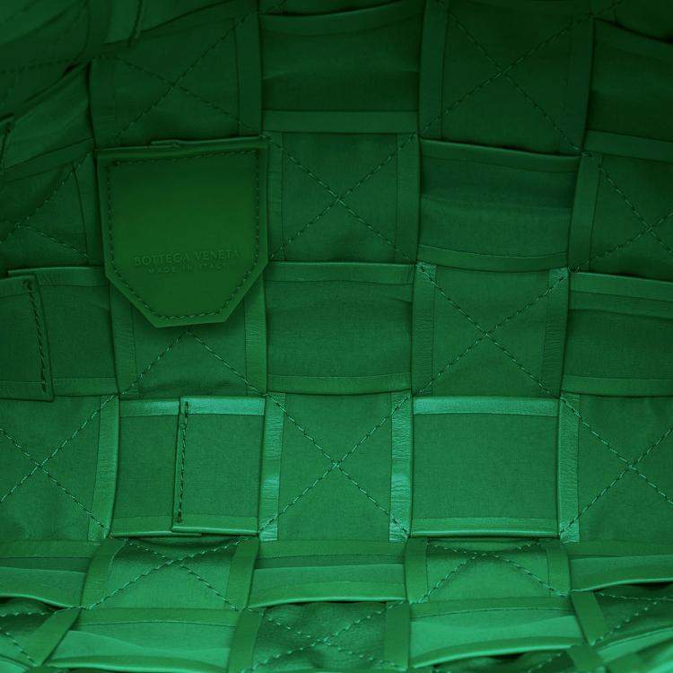 Pre Owned Bottega Veneta Green Maxi Paper Calfskin Intrecciato Cassette Crossbody