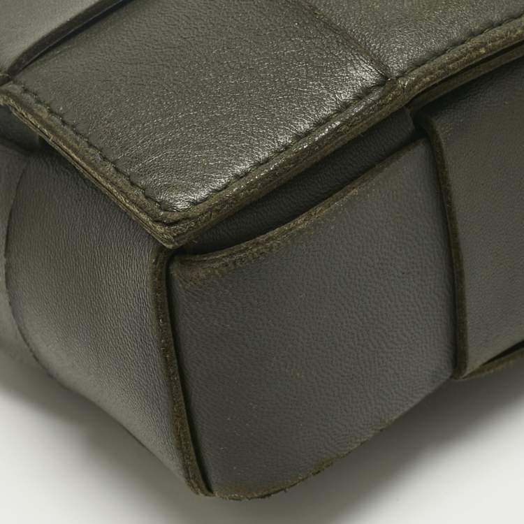 مملوكة مسبقًا Bottega Veneta Dark Green Intrecciato Leather Cassette Shoulder Bag