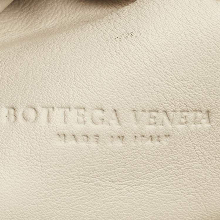 مملوكة مسبقًا Bottega Veneta Ivory Leather Classic The Pouch Clutch