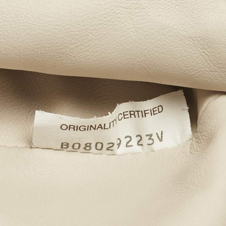 مملوكة مسبقًا Bottega Veneta Ivory Leather Classic The Pouch Clutch