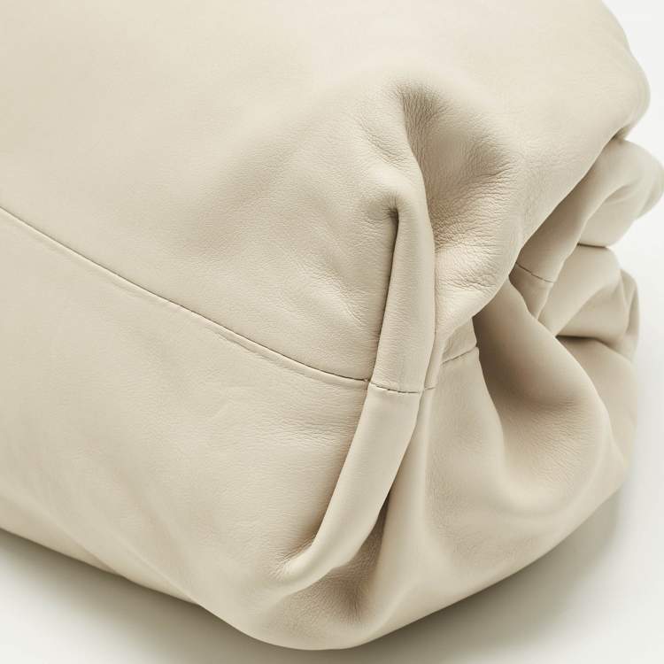 مملوكة مسبقًا Bottega Veneta Ivory Leather Classic The Pouch Clutch
