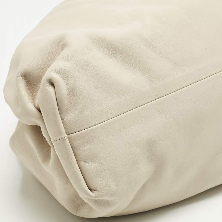 مملوكة مسبقًا Bottega Veneta Ivory Leather Classic The Pouch Clutch