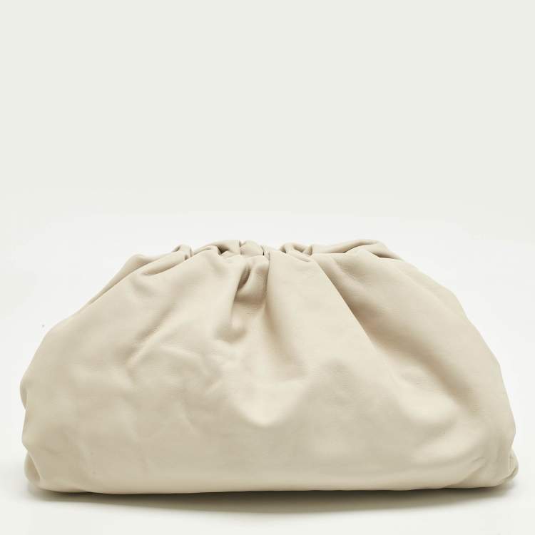 مملوكة مسبقًا Bottega Veneta Ivory Leather Classic The Pouch Clutch