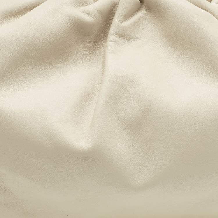 مملوكة مسبقًا Bottega Veneta Ivory Leather Classic The Pouch Clutch