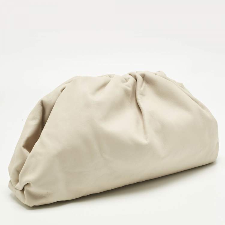 مملوكة مسبقًا Bottega Veneta Ivory Leather Classic The Pouch Clutch