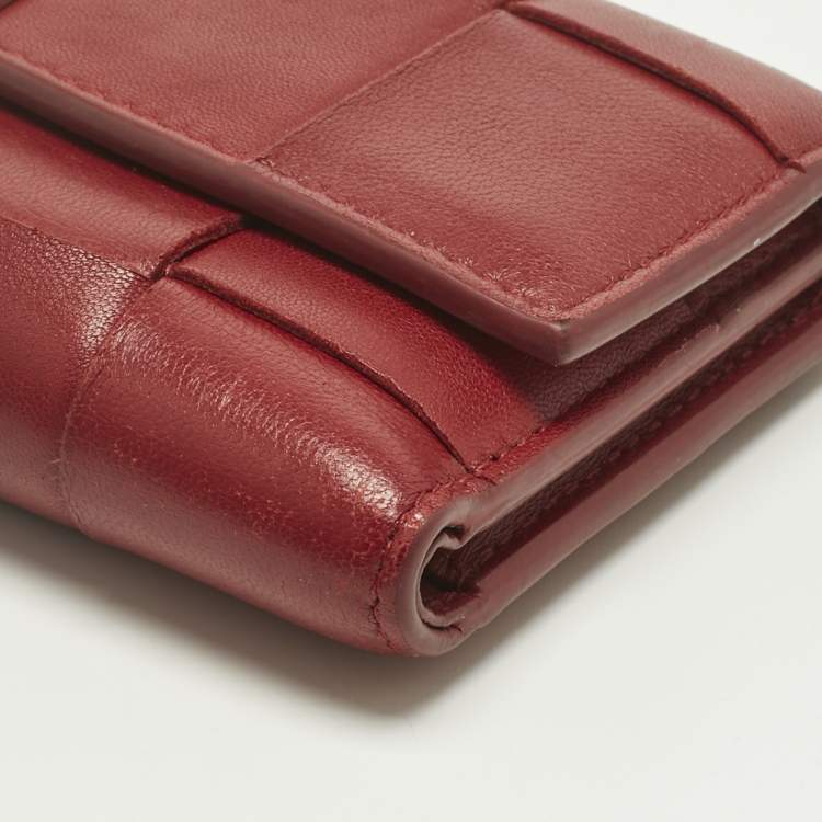 مملوكة مسبقًا Bottega Veneta Red Maxi Intrecciato Leather Trifold Wallet