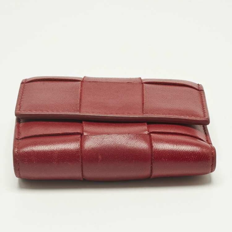 مملوكة مسبقًا Bottega Veneta Red Maxi Intrecciato Leather Trifold Wallet