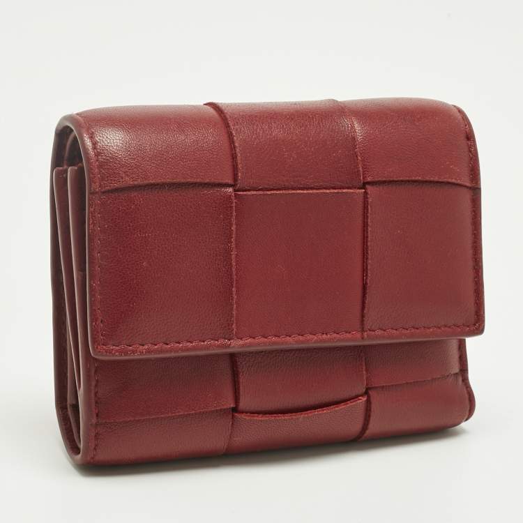 مملوكة مسبقًا Bottega Veneta Red Maxi Intrecciato Leather Trifold Wallet