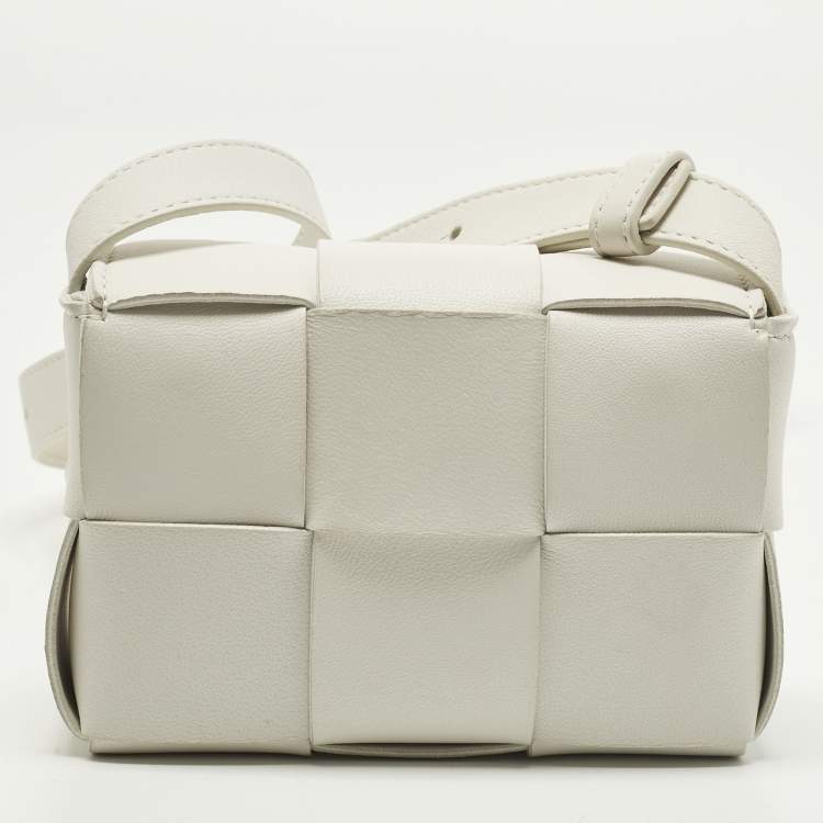 Pre Owned حقيبة كروس بودي بوتيغا فينيتا كاسيت صغيرة جلد متشابك أبيض