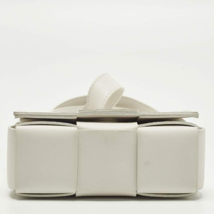 Pre Owned حقيبة كروس بودي بوتيغا فينيتا كاسيت صغيرة جلد متشابك أبيض