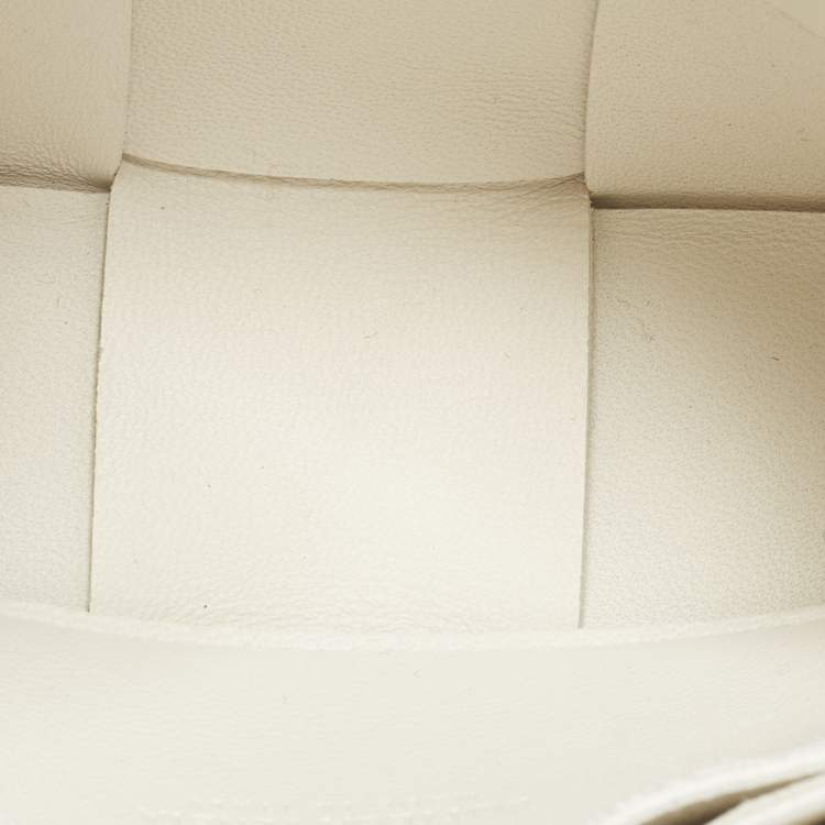 Pre Owned حقيبة كروس بودي بوتيغا فينيتا كاسيت صغيرة جلد متشابك أبيض