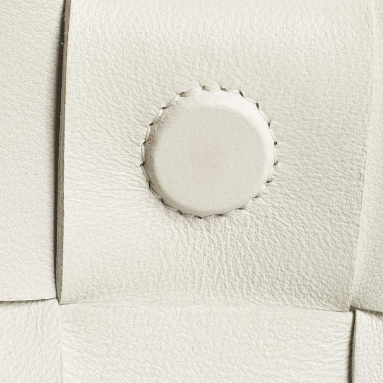 Pre Owned حقيبة كروس بودي بوتيغا فينيتا كاسيت صغيرة جلد متشابك أبيض