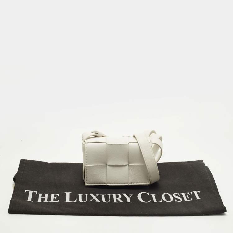 Pre Owned حقيبة كروس بودي بوتيغا فينيتا كاسيت صغيرة جلد متشابك أبيض