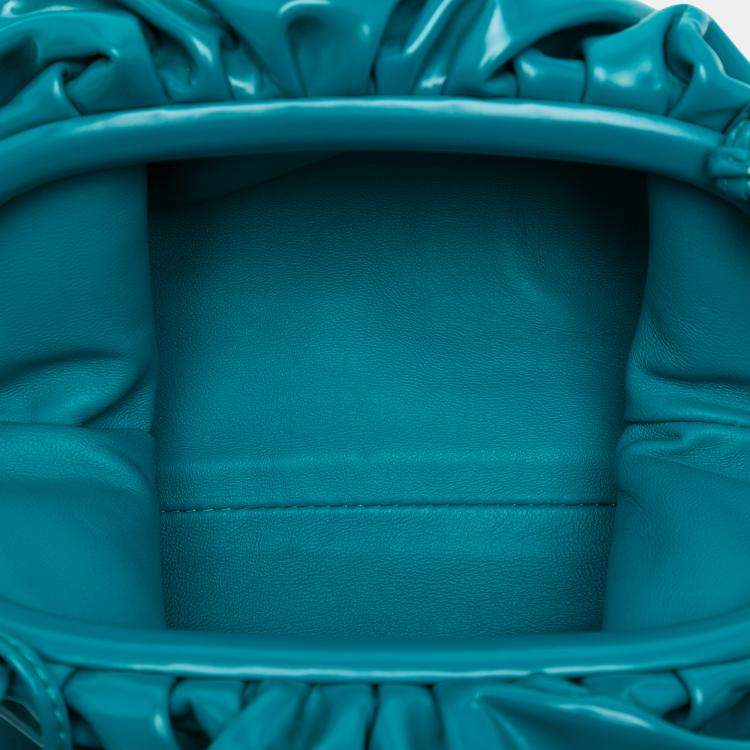 مملوكة مسبقًا Bottega Veneta Blue Patent Beaded Strap The Mini Pouch Crossbody