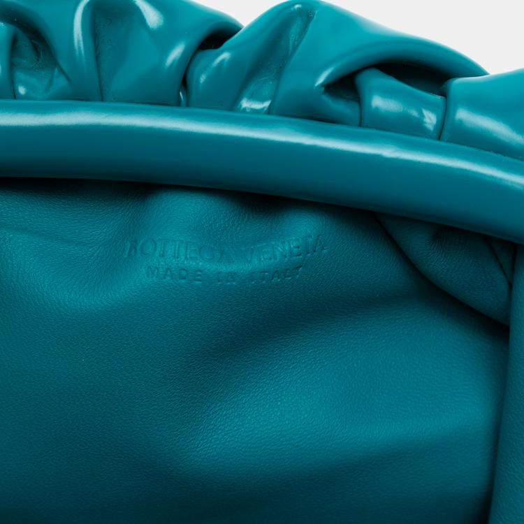 مملوكة مسبقًا Bottega Veneta Blue Patent Beaded Strap The Mini Pouch Crossbody