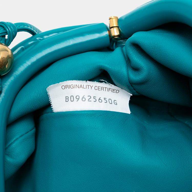 مملوكة مسبقًا Bottega Veneta Blue Patent Beaded Strap The Mini Pouch Crossbody