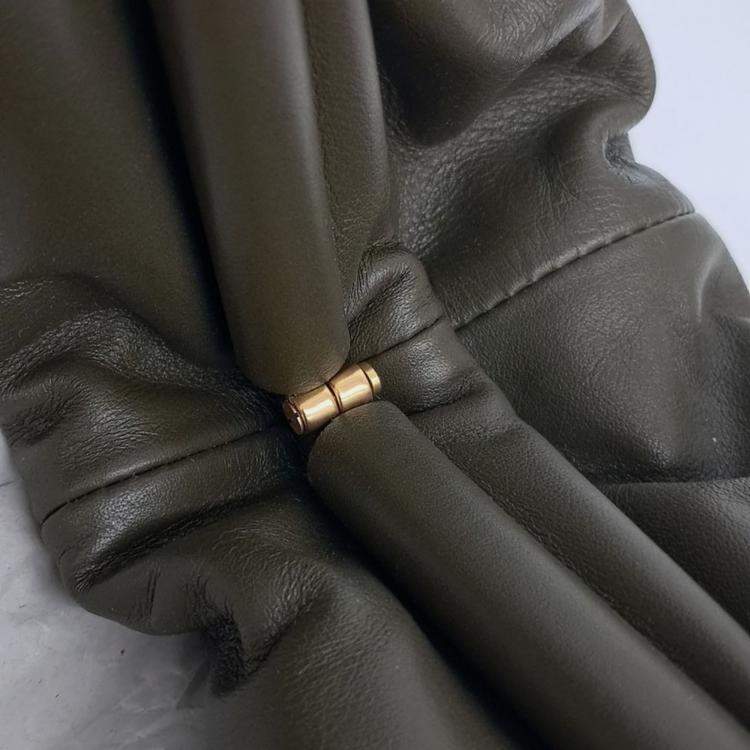 Pre Owned Bottega Veneta Green Leather Butter Calf Pouch