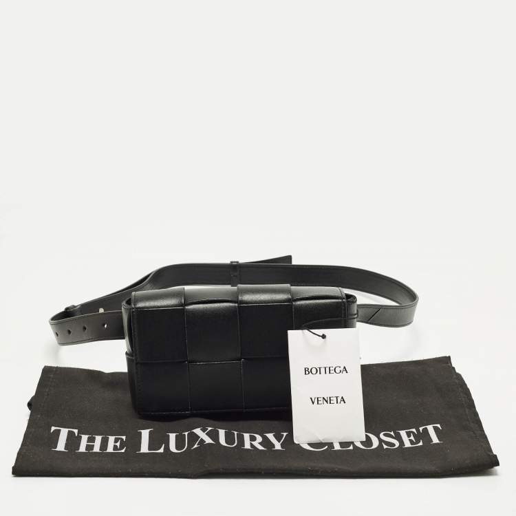 مملوكة مسبقًا حقيبة حزام بوتيغا فينيتا جلد إنترشياتو سوداء كاسيت