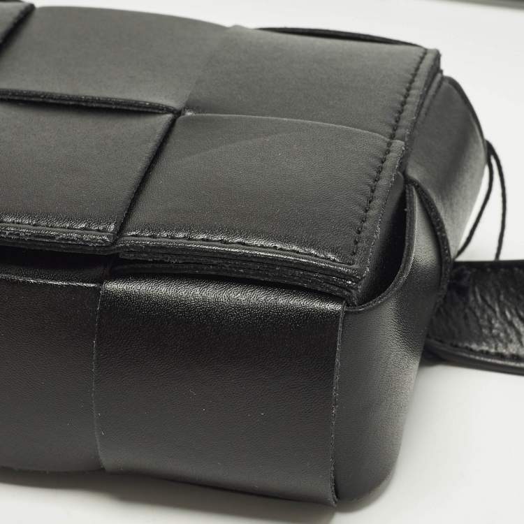 مملوكة مسبقًا حقيبة حزام بوتيغا فينيتا جلد إنترشياتو سوداء كاسيت