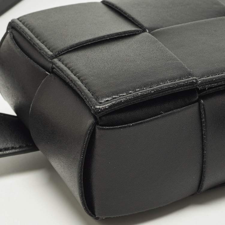 مملوكة مسبقًا حقيبة حزام بوتيغا فينيتا جلد إنترشياتو سوداء كاسيت