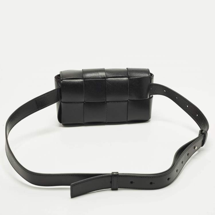 مملوكة مسبقًا حقيبة حزام بوتيغا فينيتا جلد إنترشياتو سوداء كاسيت