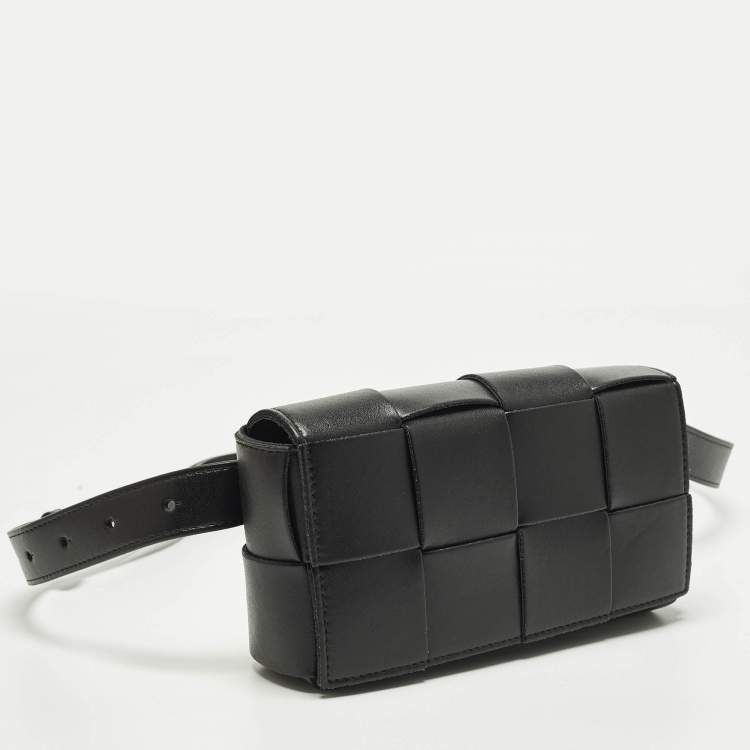 مملوكة مسبقًا حقيبة حزام بوتيغا فينيتا جلد إنترشياتو سوداء كاسيت