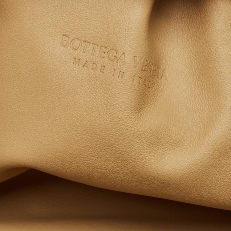 مملوكة مسبقًا Bottega Veneta The Pouch Beige Kraft Paper Clutch