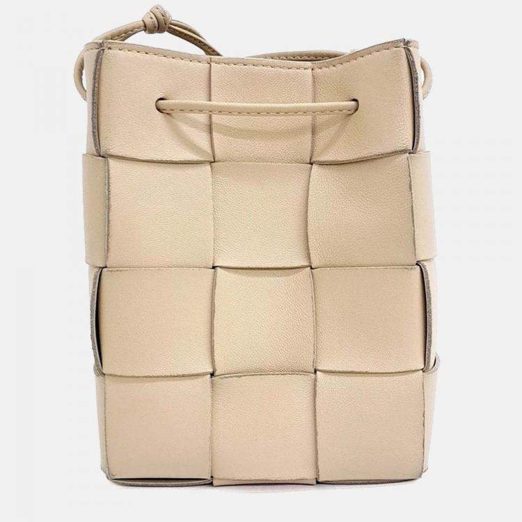 مملوكة مسبقًا Bottega Veneta Beige Leather Cassette Bucket Bag