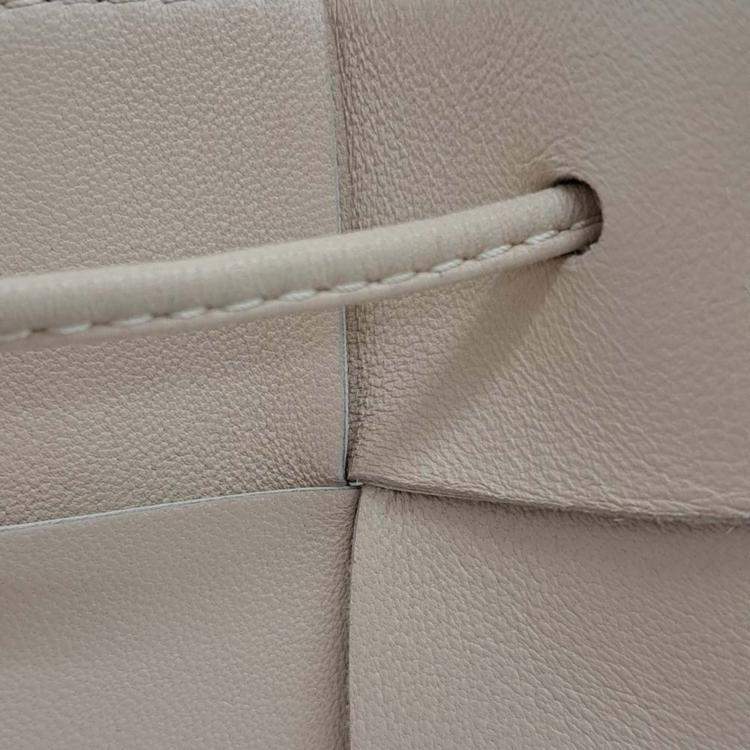 مملوكة مسبقًا Bottega Veneta Beige Leather Cassette Bucket Bag