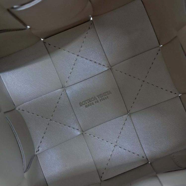 مملوكة مسبقًا Bottega Veneta Beige Leather Cassette Bucket Bag