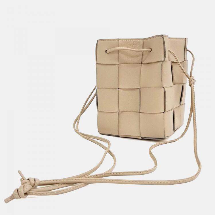 مملوكة مسبقًا Bottega Veneta Beige Leather Cassette Bucket Bag