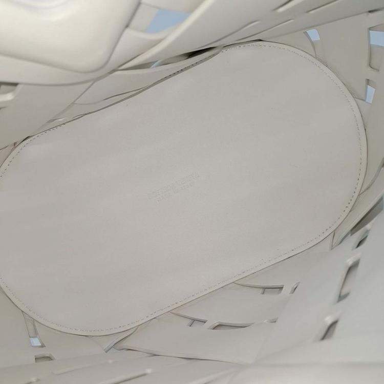 Pre Owned Bottega Veneta White Leather Triangle Basket