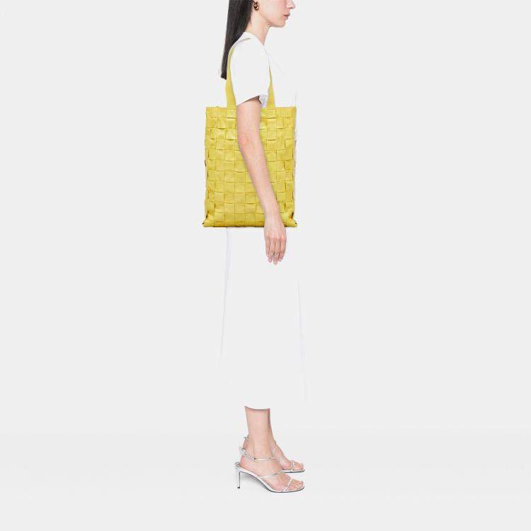مملوكة مسبقًا Bottega Veneta Yellow Nappa Maxi Intrecciato Cassette Tote