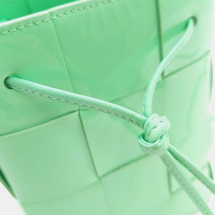 مملوكة مسبقًا Bottega Veneta Green Leather Patent Cassette Bucket Bag
