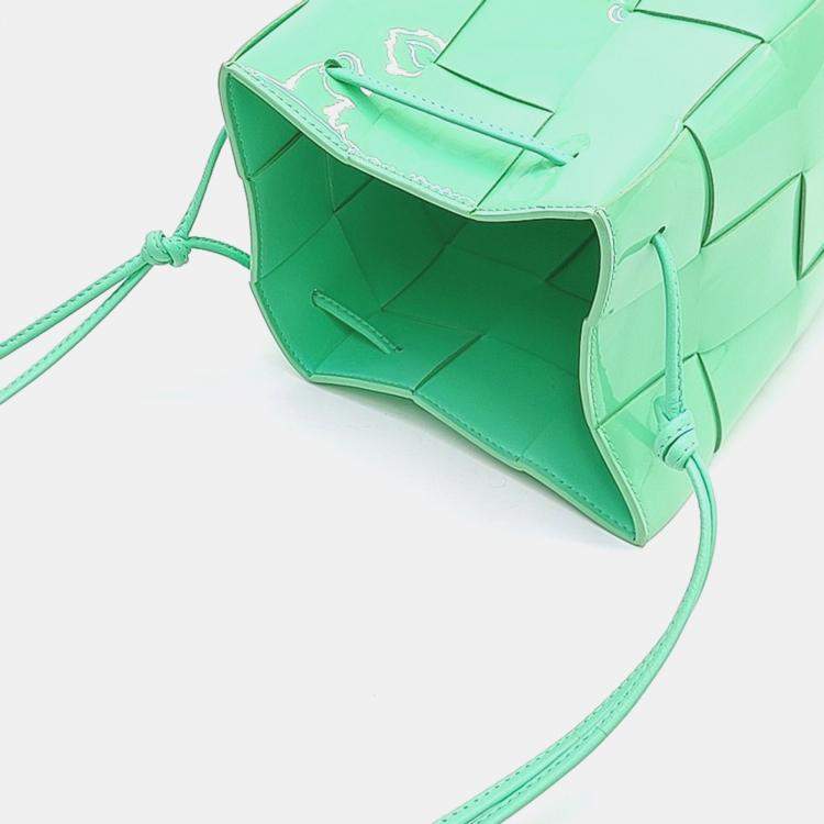 مملوكة مسبقًا Bottega Veneta Green Leather Patent Cassette Bucket Bag