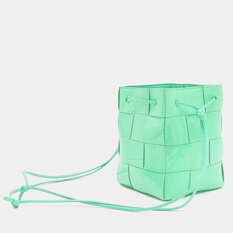 مملوكة مسبقًا Bottega Veneta Green Leather Patent Cassette Bucket Bag