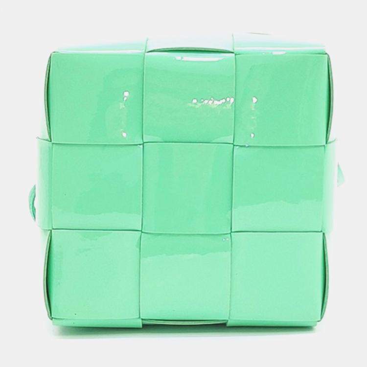 مملوكة مسبقًا Bottega Veneta Green Leather Patent Cassette Bucket Bag