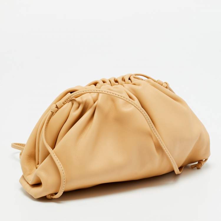 مملوكة مسبقًا Bottega Veneta The Pouch Mini Beige Leather Bag