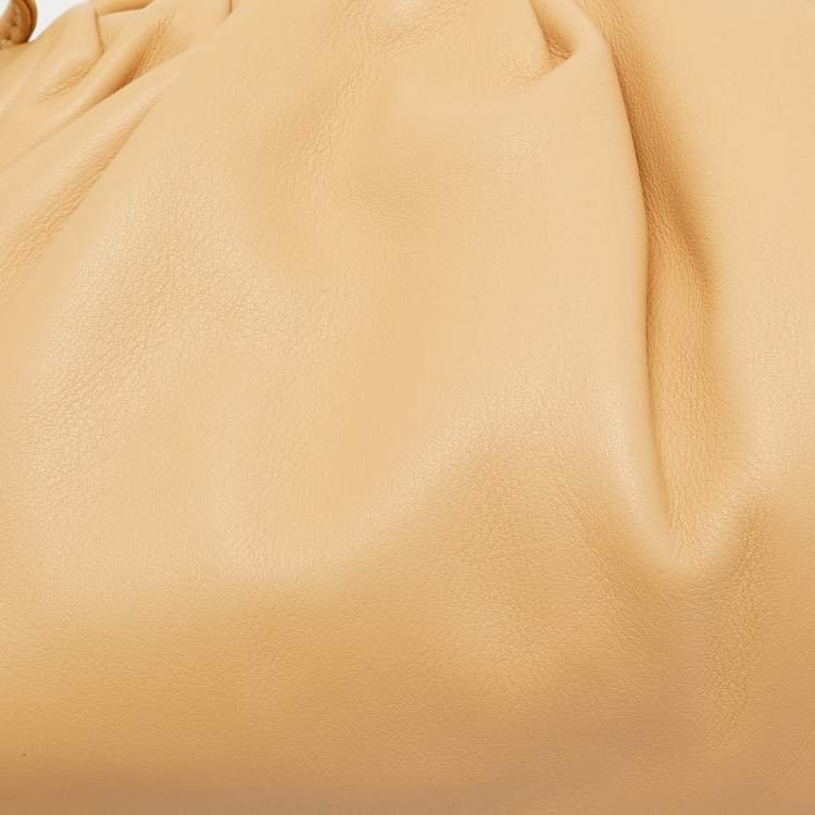 مملوكة مسبقًا Bottega Veneta The Pouch Mini Beige Leather Bag