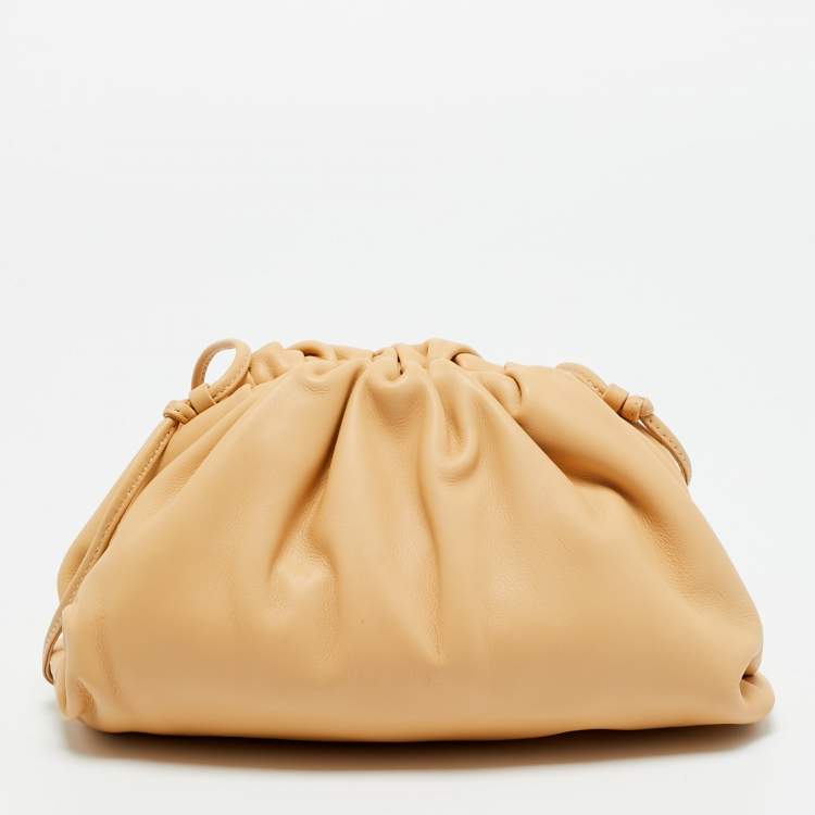 مملوكة مسبقًا Bottega Veneta The Pouch Mini Beige Leather Bag
