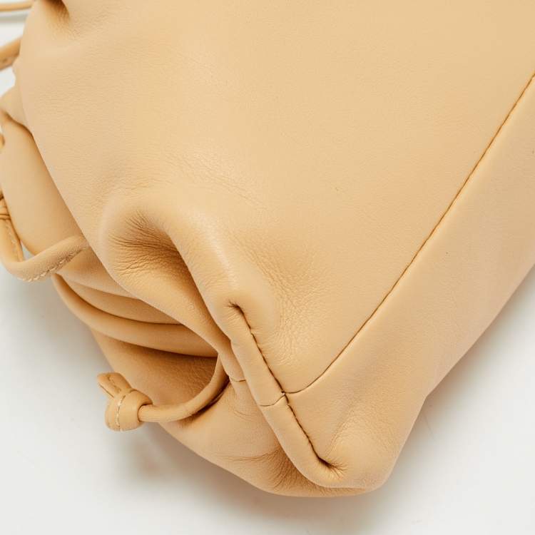 مملوكة مسبقًا Bottega Veneta The Pouch Mini Beige Leather Bag
