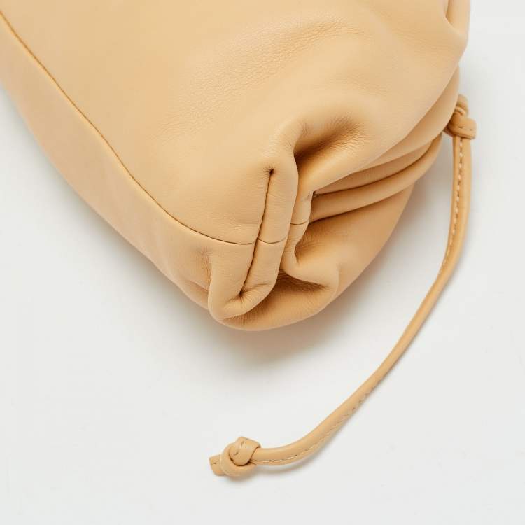 مملوكة مسبقًا Bottega Veneta The Pouch Mini Beige Leather Bag