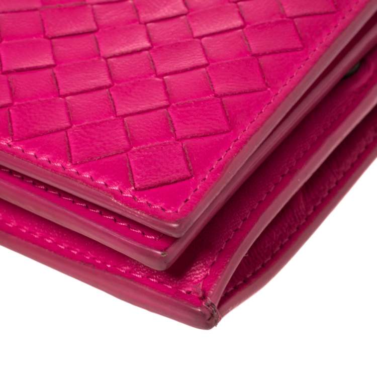 مملوكة مسبقًا Bottega Veneta Fuchsia Intrecciato Leather Bifold Wallet