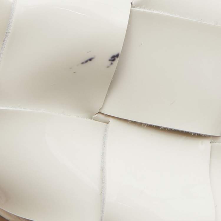 Pre Owned Bottega Veneta White Intrecciato Patent Leather Mini Jodie Hobo