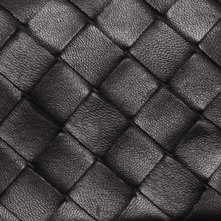 مملوكة مسبقًا Bottega Veneta Black Intrecciato Leather Wallet On Strap